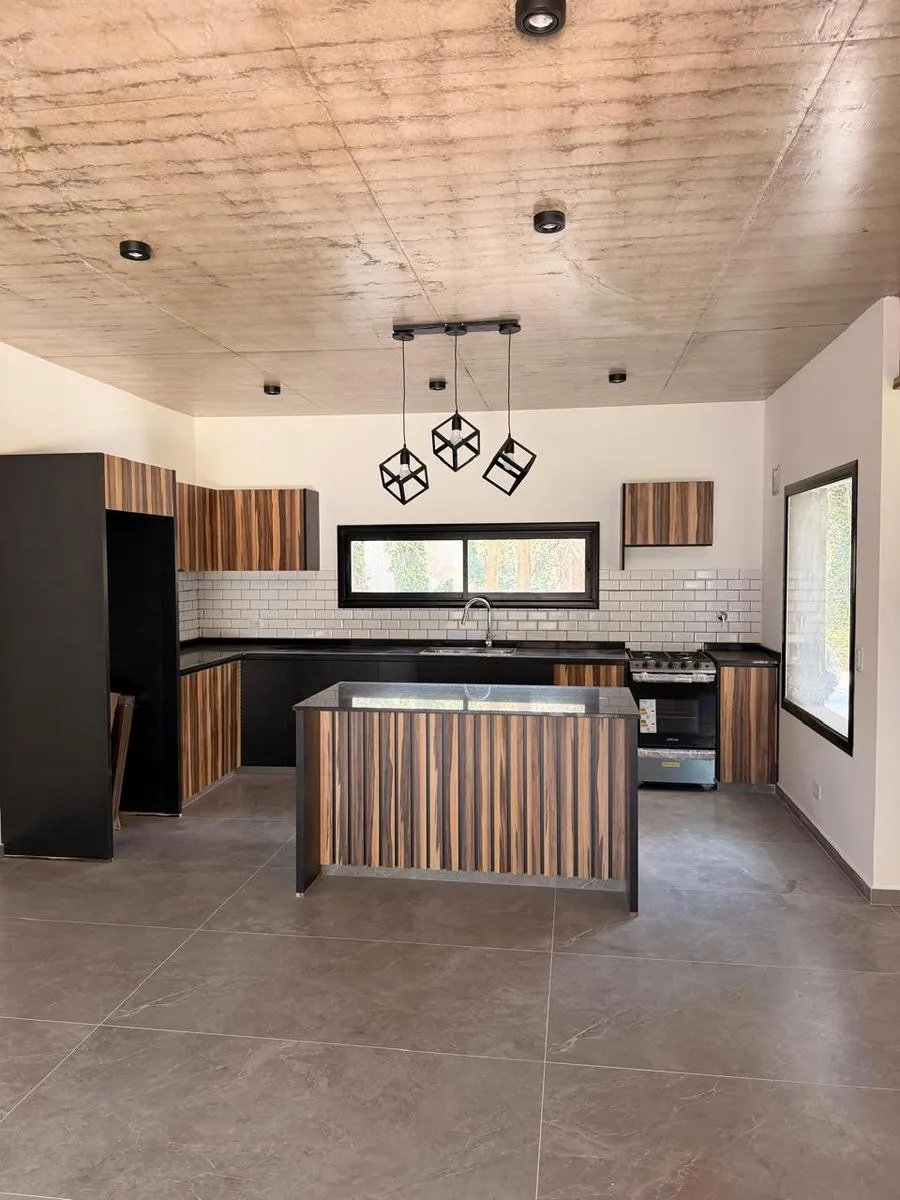 Casa En Alquiler Cuatro Ambientes Parque Pileta Cochera Hudson El Carmencito